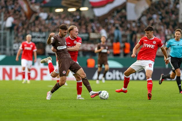 23.08.2026, GER, Fussball, Herren, DFB-Pokal, Saison 2026 2027, Rot-Weiss Essen - St. Pauli Branimir Hrgota (Pauli) und Tony Menzel (RWE) im Kampf um den Ball Essen Stadion an der Hafenstraße Nordrhein-Westfalen Deutschland *** August 23, 2026, GER, Soccer, Men s, DFB Cup, 2026–2027 Season, Rot-Weiss Essen vs. St. Pauli—Branimir Hrgota (Pauli) and Tony Menzel (RWE) battling for the ball at Essen s Stadion an der Hafenstraße, North Rhine-Westphalia, Germany Copyright: xAdrianxSchlüterx