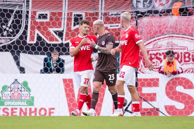 23.08.2026, Fussball, 1. Runde im DFB-Pokal, Rot-Weiss Essen - FC St. Pauli. v. l. Jannik Hofmann (Rot-Weiss Essen), Louis Oppie (FC St. Pauli). Essen Stadion an der Hafenstraße NRW Deutschland xRHR-FOTO DEx *** August 23, 2026, Soccer, 1st Round of the DFB Cup, Rot-Weiss Essen vs. FC St. Pauli, Jannik Hofmann (Rot-Weiss Essen), Louis Oppie (FC St. Pauli), Essen Stadium on Hafenstraße, North Rhine-Westphalia, Germany, xRHR PHOTO DEx Copyright: DennisxEwert RHR-FOTOx RHR-FOTO DE