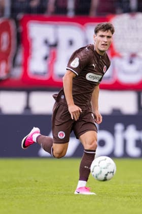 23.08.2026, Fussball, 1. Runde im DFB-Pokal, Rot-Weiss Essen - FC St. Pauli. Arkadiusz Pyrka (FC St. Pauli). Essen Stadion an der Hafenstraße NRW Deutschland xRHR-FOTO DEx *** August 23, 2026, Soccer, 1st Round of the DFB Cup, Rot Weiss Essen vs. FC St. Pauli, Arkadiusz Pyrka, FC St. Pauli, Essen, Stadion an der Hafenstraße, North Rhine-Westphalia, Germany, xRHR, PHOTO: DEx Copyright: DennisxEwert RHR-FOTOx RHR-FOTO DE