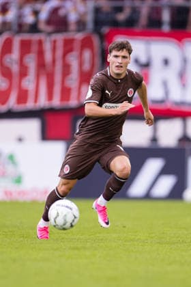 23.08.2026, Fussball, 1. Runde im DFB-Pokal, Rot-Weiss Essen - FC St. Pauli. Arkadiusz Pyrka (FC St. Pauli). Essen Stadion an der Hafenstraße NRW Deutschland xRHR-FOTO DEx *** August 23, 2026, Soccer, 1st Round of the DFB Cup, Rot Weiss Essen vs. FC St. Pauli, Arkadiusz Pyrka, FC St. Pauli, Essen, Stadion an der Hafenstraße, North Rhine-Westphalia, Germany, xRHR, PHOTO DEx Copyright: DennisxEwert RHR-FOTOx RHR-FOTO DE
