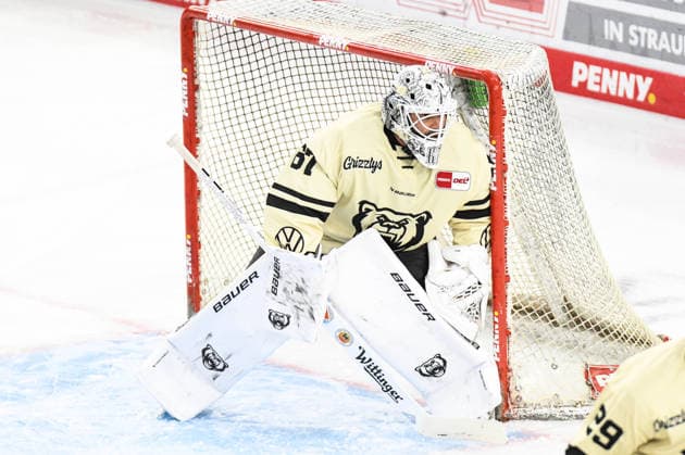 Straubing Tigers vs. Grizzlys Wolfsburg, Eishockey, Deutsche Eishockey Liga, Penny DEL, Vorbereitungsspiel, Gaeuboden Cup, Saison 2026 2027 am 23.08.2026 Hannibal Weitzmann (Grizzlys Wolfsburg), Eishockey Herren, Deutsche Eishockey Liga, Penny DEL, Vorbereitungsspiel, Gaeuboden Cup, Saison 2026 2027 am 23.08.2026 im Eisstadion am Pulverturm, Straubing Tigers (blau) gegen Grizzlys Wolfsburg (beige) *** Straubing Tigers vs. Grizzlys Wolfsburg, Ice Hockey, German Ice Hockey League, Penny DEL, Preseason Game, Gaeuboden Cup, 2026–2027 Season on August 23, 2026, Hannibal Weitzmann, Grizzlys Wolfsburg, Men’s Ice Hockey, German Ice Hockey League, Penny DEL, Preseason Game, Gaeuboden Cup, 2026–2027 Season on August 23, 2026, at the Eisstadion am Pulverturm, Straubing Tigers (blue) vs. Grizzlys Wolfsburg (beige)