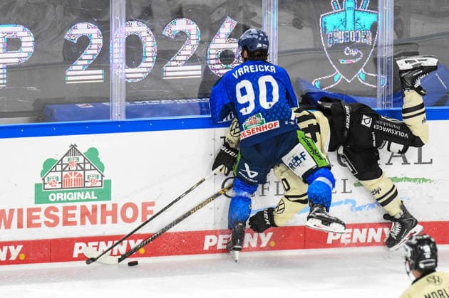 Straubing Tigers vs. Grizzlys Wolfsburg, Eishockey, Deutsche Eishockey Liga, Penny DEL, Vorbereitungsspiel, Gaeuboden Cup, Saison 2026 2027 am 23.08.2026 Filip Varejcka (Straubing Tigers) an der Bande mit Julian Melchiori (Grizzlys Wolfsburg), Eishockey Herren, Deutsche Eishockey Liga, Penny DEL, Vorbereitungsspiel, Gaeuboden Cup, Saison 2026 2027 am 23.08.2026 im Eisstadion am Pulverturm, Straubing Tigers (blau) gegen Grizzlys Wolfsburg (beige) *** Straubing Tigers vs. Grizzlys Wolfsburg, Ice Hockey, German Ice Hockey League, Penny DEL, Preseason Game, Gaeuboden Cup, 2026–2027 season on August 23, 2026: Filip Varejcka of the Straubing Tigers at the boards with Julian Melchiori of the Grizzlys Wolfsburg, Men’s Ice Hockey, German Ice Hockey League, Penny DEL, preseason game, Gaeuboden Cup, 2026–2027 season on August 23, 2026, at the Eisstadion am Pulverturm; Straubing Tigers (blue) vs. Grizzlys Wolfsburg (beige)
