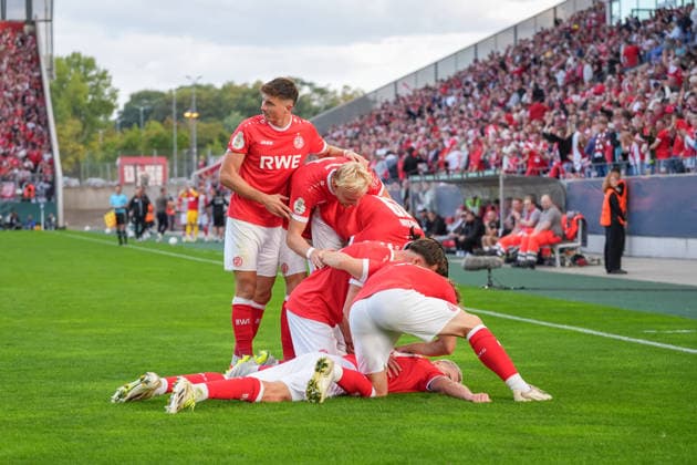 Deutschland: Fussball, DFB-Pokal 2026 27, 1. Runde, Stadion an der Hafenstraße, Essen - Bergeborbeck, Rot-Weiss Essen vs. FC St. Pauli: Tor in der 36. Minute von Marek Janssen (Rot-Weiss Essen, 20) mit Torjubel. *** German Soccer, 2026-27 DFB Cup, First Round, Stadion an der Hafenstraße, Essen-Bergeborbeck, Rot-Weiss Essen vs. FC St. Pauli; goal in the 36th minute by Marek Janssen of Rot-Weiss Essen; 20 fans celebrating the goal Copyright: xMichelxWittex