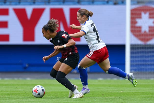 v.li.: Nicole Ojukwu (SC Freiburg, 6) und Leila Peneau (Hamburger SV, 15) im Zweikampf, Duell, Dynamik, Aktion, Action, Spielszene, DIE DFB-RICHTLINIEN UNTERSAGEN JEGLICHE NUTZUNG VON FOTOS ALS SEQUENZBILDER UND ODER VIDEOÄHNLICHE FOTOSTRECKEN. DFB REGULATIONS PROHIBIT ANY USE OF PHOTOGRAPHS AS IMAGE SEQUENCES AND OR QUASI-VIDEO., 23.08.2026, Hamburg (Deutschland), Fussball, Google Pixel Frauen-Bundesliga, Hamburger SV - SC Freiburg *** From left: Nicole Ojukwu (SC Freiburg, 6) and Leila Peneau (Hamburger SV, 15) in a one-on-one battle; duel; dynamism; action; game scene, DFB REGULATIONS PROHIBIT ANY USE OF PHOTOGRAPHS AS SEQUENCE IMAGES AND OR VIDEO-LIKE PHOTO SERIES DFB REGULATIONS PROHIBIT ANY USE OF PHOTOGRAPHS AS IMAGE SEQUENCES AND OR QUASI-VIDEO, August 23, 2026, Hamburg, Germany, soccer, Google Pixel Women’s Bundesliga, Hamburger SV vs. SC Freiburg xobx