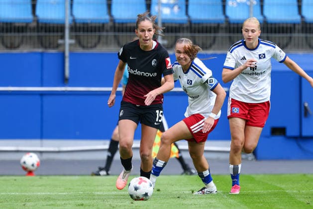 v.li.: Maj Schneider (SC Freiburg, 15) am Ball, Einzelbild, Ganzkörper, Aktion, Action, Spielszene, Annaleen Böhler (Hamburger SV, HSV, 6) und Paulina Bartz (Hamburger SV, HSV, 37), DIE DFB-RICHTLINIEN UNTERSAGEN JEGLICHE NUTZUNG VON FOTOS ALS SEQUENZBILDER UND ODER VIDEOÄHNLICHE FOTOSTRECKEN. DFB REGULATIONS PROHIBIT ANY USE OF PHOTOGRAPHS AS IMAGE SEQUENCES AND OR QUASI-VIDEO., 23.08.2026, Hamburg (Deutschland), Fussball, Google Pixel Frauen-Bundesliga, Hamburger SV - SC Freiburg *** v li Maj Schneider SC Freiburg, 15 with the ball, single frame, full body, action, game scene, Annaleen Böhler Hamburger SV, HSV, 6, and Paulina Bartz Hamburger SV, HSV, 37, DFB REGULATIONS PROHIBIT ANY USE OF PHOTOGRAPHS AS SEQUENCE IMAGES AND OR VIDEO-LIKE PHOTO SERIES DFB REGULATIONS PROHIBIT ANY USE OF PHOTOGRAPHS AS IMAGE SEQU, August 23, 2026, Hamburg, Germany, Soccer, Google Pixel Women’s Bundesliga, Hamburger SV, SC Freiburg xobx