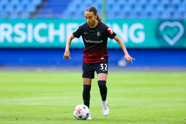 Emma Memminger (SC Freiburg, 32) am Ball, Freisteller, Einzelbild, Ganzkörper, Aktion, Action, Spielszene, DIE DFB-RICHTLINIEN UNTERSAGEN JEGLICHE NUTZUNG VON FOTOS ALS SEQUENZBILDER UND ODER VIDEOÄHNLICHE FOTOSTRECKEN. DFB REGULATIONS PROHIBIT ANY USE OF PHOTOGRAPHS AS IMAGE SEQUENCES AND OR QUASI-VIDEO., 23.08.2026, Hamburg (Deutschland), Fussball, Google Pixel Frauen-Bundesliga, Hamburger SV - SC Freiburg *** Emma Memminger, SC Freiburg, 32, on the ball, cutout, single image, full-body, action, game scene, DFB REGULATIONS PROHIBIT ANY USE OF PHOTOGRAPHS AS SEQUENCE IMAGES AND OR VIDEO-LIKE PHOTO SERIES DFB REGULATIONS PROHIBIT ANY USE OF PHOTOGRAPHS AS IMAGE SEQUENCES AND OR VIDEO-LIKE PHOTO SERIES, August 23, 2026, Hamburg, Germany, Soccer, Google Pixel Women’s Bundesliga, Hamburger SV vs. SC Freiburg xobx