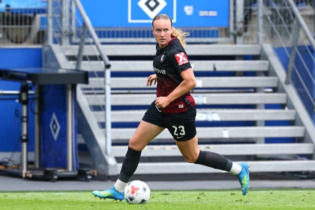 Luca Birkholz (SC Freiburg, 23) am Ball, Freisteller, Einzelbild, Ganzkörper, Aktion, Action, Spielszene, DIE DFB-RICHTLINIEN UNTERSAGEN JEGLICHE NUTZUNG VON FOTOS ALS SEQUENZBILDER UND ODER VIDEOÄHNLICHE FOTOSTRECKEN. DFB REGULATIONS PROHIBIT ANY USE OF PHOTOGRAPHS AS IMAGE SEQUENCES AND OR QUASI-VIDEO., 23.08.2026, Hamburg (Deutschland), Fussball, Google Pixel Frauen-Bundesliga, Hamburger SV - SC Freiburg *** Luca Birkholz, SC Freiburg, age 23, on the ball, cutout, single frame, full body, action, game scene, DFB REGULATIONS PROHIBIT ANY USE OF PHOTOGRAPHS AS SEQUENCE IMAGES AND OR VIDEO-LIKE PHOTO SERIES DFB REGULATIONS PROHIBIT ANY USE OF PHOTOGRAPHS AS SEQUENCE IMAGESENCES AND OR QUASI-VIDEO, August 23, 2026, Hamburg, Germany, Soccer, Google Pixel Women’s Bundesliga, Hamburger SV vs. SC Freiburg xobx