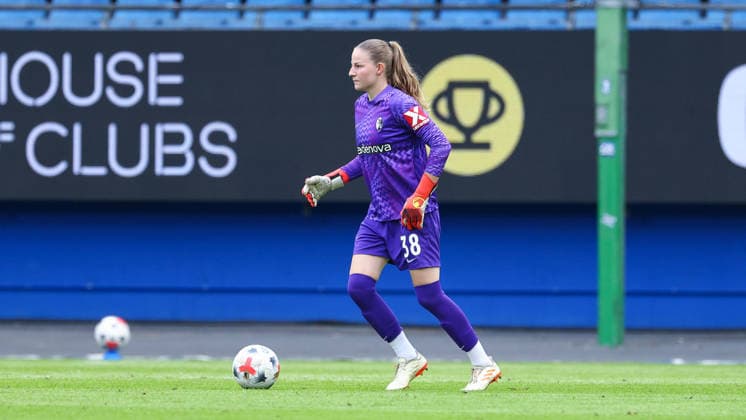 Anna Reimann (Torhüterin, Torwart, SC Freiburg, 38) am Ball, Freisteller, Einzelbild, Ganzkörper, Aktion, Action, Spielszene, DIE DFB-RICHTLINIEN UNTERSAGEN JEGLICHE NUTZUNG VON FOTOS ALS SEQUENZBILDER UND ODER VIDEOÄHNLICHE FOTOSTRECKEN. DFB REGULATIONS PROHIBIT ANY USE OF PHOTOGRAPHS AS IMAGE SEQUENCES AND OR QUASI-VIDEO., 23.08.2026, Hamburg (Deutschland), Fussball, Google Pixel Frauen-Bundesliga, Hamburger SV - SC Freiburg *** Anna Reimann, goalkeeper, SC Freiburg, 38 with the ball, close-up, single frame, full-body, action, game scene, DFB REGULATIONS PROHIBIT ANY USE OF PHOTOGRAPHS AS SEQUENCE IMAGES AND OR VIDEO-LIKE PHOTO SERIES DFB REGULATIONS PROHIBIT ANY USE OF PHOTOGRAPHS AS IMAGE SEQUENCES AND OR QUASI-VIDEO, August 23, 2026, Hamburg, Germany, soccer, Google Pixel Women s Bundesliga, Hamburger SV, SC Freiburg xobx