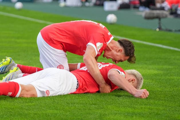 Deutschland: Fussball, DFB-Pokal 2026 27, 1. Runde, Stadion an der Hafenstraße, Essen - Bergeborbeck, Rot-Weiss Essen vs. FC St. Pauli: Tor in der 36. Minute von Marek Janssen (Rot-Weiss Essen, 20) mit Torjubel. *** German Soccer, 2026-27 DFB Cup, First Round, Stadion an der Hafenstraße, Essen-Bergeborbeck, Rot-Weiss Essen vs. FC St. Pauli; goal in the 36th minute by Marek Janssen of Rot-Weiss Essen; 20 fans celebrating the goal Copyright: xMichelxWittex