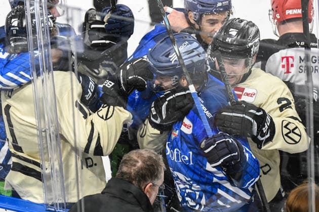 Straubing Tigers vs. Grizzlys Wolfsburg, Eishockey, Deutsche Eishockey Liga, Penny DEL, Vorbereitungsspiel, Gaeuboden Cup, Saison 2026 2027 am 23.08.2026 Jamieson Rees (Straubing Tigers) im Handgemnge mit Til Raab (Grizzlys Wolfsburg), Eishockey Herren, Deutsche Eishockey Liga, Penny DEL, Vorbereitungsspiel, Gaeuboden Cup, Saison 2026 2027 am 23.08.2026 im Eisstadion am Pulverturm, Straubing Tigers (blau) gegen Grizzlys Wolfsburg (beige) *** Straubing Tigers vs. Grizzlys Wolfsburg, Ice Hockey, German Ice Hockey League, Penny DEL, Preseason Game, Gaeuboden Cup, 2026–2027 season on August 23, 2026: Jamieson Rees of the Straubing Tigers in a scuffle with Til Raab of the Grizzlys Wolfsburg, Men’s Ice Hockey, German Ice Hockey League, Penny DEL, Preseason Game, Gaeuboden Cup, 2026–2027 Season on August 23, 2026, at the Eisstadion am Pulverturm; Straubing Tigers (blue) vs. Grizzlys Wolfsburg (beige)