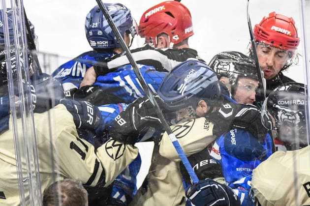 Straubing Tigers vs. Grizzlys Wolfsburg, Eishockey, Deutsche Eishockey Liga, Penny DEL, Vorbereitungsspiel, Gaeuboden Cup, Saison 2026 2027 am 23.08.2026 Jamieson Rees (Straubing Tigers) im Handgemnge mit Til Raab (Grizzlys Wolfsburg), Eishockey Herren, Deutsche Eishockey Liga, Penny DEL, Vorbereitungsspiel, Gaeuboden Cup, Saison 2026 2027 am 23.08.2026 im Eisstadion am Pulverturm, Straubing Tigers (blau) gegen Grizzlys Wolfsburg (beige) *** Straubing Tigers vs. Grizzlys Wolfsburg, Ice Hockey, German Ice Hockey League, Penny DEL, Preseason Game, Gaeuboden Cup, 2026–2027 season on August 23, 2026: Jamieson Rees of the Straubing Tigers in a scuffle with Til Raab of the Grizzlys Wolfsburg, Men’s Ice Hockey, German Ice Hockey League, Penny DEL, Preseason Game, Gaeuboden Cup, 2026–2027 Season on August 23, 2026, at the Eisstadion am Pulverturm; Straubing Tigers (blue) vs. Grizzlys Wolfsburg (beige)