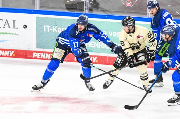 Straubing Tigers vs. Grizzlys Wolfsburg, Eishockey, Deutsche Eishockey Liga, Penny DEL, Vorbereitungsspiel, Gaeuboden Cup, Saison 2026 2027 am 23.08.2026 Adrian Klein (Straubing Tigers) im Zweikampf mit Sven Ziegler (Grizzlys Wolfsburg), Eishockey Herren, Deutsche Eishockey Liga, Penny DEL, Vorbereitungsspiel, Gaeuboden Cup, Saison 2026 2027 am 23.08.2026 im Eisstadion am Pulverturm, Straubing Tigers (blau) gegen Grizzlys Wolfsburg (beige) *** Straubing Tigers vs. Grizzlys Wolfsburg, Ice Hockey, German Ice Hockey League, Penny DEL, Preseason Game, Gaeuboden Cup, 2026–2027 season on August 23, 2026: Adrian Klein of the Straubing Tigers goes head-to-head with Sven Ziegler of the Grizzlys Wolfsburg, men s ice hockey, German Ice Hockey League, Penny DEL, Preseason Game, Gaeuboden Cup, 2026–2027 Season on August 23, 2026, at the Eisstadion am Pulverturm, Straubing Tigers (blue) vs. Grizzlys Wolfsburg (beige)
