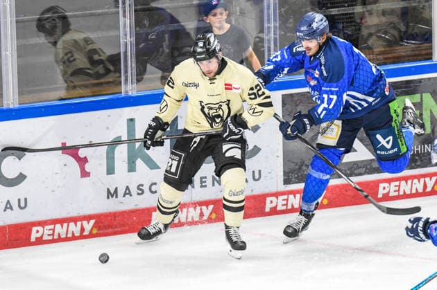 Straubing Tigers vs. Grizzlys Wolfsburg, Eishockey, Deutsche Eishockey Liga, Penny DEL, Vorbereitungsspiel, Gaeuboden Cup, Saison 2026 2027 am 23.08.2026 Adrian Klein (Straubing Tigers) im Zweikampf mit Sven Ziegler (Grizzlys Wolfsburg), Eishockey Herren, Deutsche Eishockey Liga, Penny DEL, Vorbereitungsspiel, Gaeuboden Cup, Saison 2026 2027 am 23.08.2026 im Eisstadion am Pulverturm, Straubing Tigers (blau) gegen Grizzlys Wolfsburg (beige) *** Straubing Tigers vs. Grizzlys Wolfsburg, Ice Hockey, German Ice Hockey League, Penny DEL, Preseason Game, Gaeuboden Cup, 2026–2027 season on August 23, 2026: Adrian Klein of the Straubing Tigers goes head-to-head with Sven Ziegler of the Grizzlys Wolfsburg, men s ice hockey, German Ice Hockey League, Penny DEL, Preseason Game, Gaeuboden Cup, 2026–2027 Season on August 23, 2026, at the Eisstadion am Pulverturm, Straubing Tigers (blue) vs. Grizzlys Wolfsburg (beige)