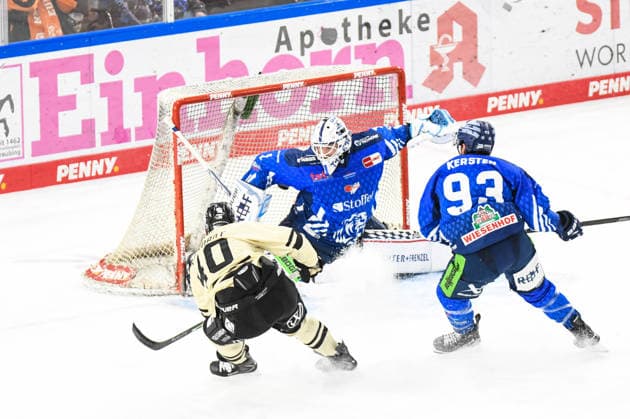 Straubing Tigers vs. Grizzlys Wolfsburg, Eishockey, Deutsche Eishockey Liga, Penny DEL, Vorbereitungsspiel, Gaeuboden Cup, Saison 2026 2027 am 23.08.2026 Florian Bugl (Straubing Tigers) ist geschalgen, Julian Chrobot (Grizzlys Wolfsburg) trifft, Eishockey Herren, Deutsche Eishockey Liga, Penny DEL, Vorbereitungsspiel, Gaeuboden Cup, Saison 2026 2027 am 23.08.2026 im Eisstadion am Pulverturm, Straubing Tigers (blau) gegen Grizzlys Wolfsburg (beige) *** Straubing Tigers vs. Grizzlys Wolfsburg, Ice Hockey, German Ice Hockey League, Penny DEL, Preseason Game, Gaeuboden Cup, 2026–2027 Season on August 23, 2026. Florian Bugl: The Straubing Tigers were defeated, Julian Chrobot scores for the Grizzlys Wolfsburg, Men’s Ice Hockey, German Ice Hockey League, Penny DEL, preseason game, Gaeuboden Cup, 2026–2027 season on August 23, 2026, at the Eisstadion am Pulverturm, Straubing Tigers (blue) vs. Grizzlys Wolfsburg (beige)