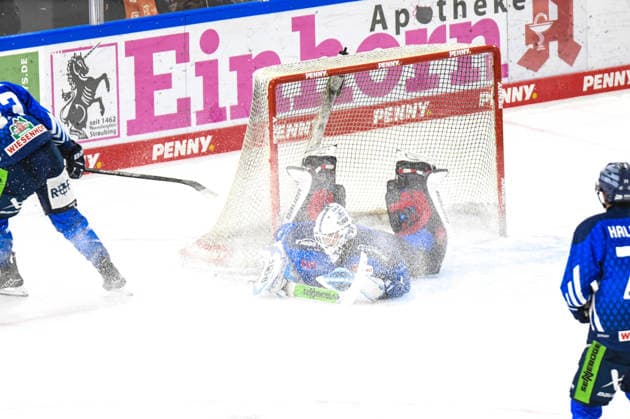 Straubing Tigers vs. Grizzlys Wolfsburg, Eishockey, Deutsche Eishockey Liga, Penny DEL, Vorbereitungsspiel, Gaeuboden Cup, Saison 2026 2027 am 23.08.2026 Florian Bugl (Straubing Tigers) ist geschalgen, Julian Chrobot (Grizzlys Wolfsburg) trifft, Eishockey Herren, Deutsche Eishockey Liga, Penny DEL, Vorbereitungsspiel, Gaeuboden Cup, Saison 2026 2027 am 23.08.2026 im Eisstadion am Pulverturm, Straubing Tigers (blau) gegen Grizzlys Wolfsburg (beige) *** Straubing Tigers vs. Grizzlys Wolfsburg, Ice Hockey, German Ice Hockey League, Penny DEL, Preseason Game, Gaeuboden Cup, 2026–2027 Season on August 23, 2026. Florian Bugl: The Straubing Tigers were defeated, Julian Chrobot scores for the Grizzlys Wolfsburg, Men’s Ice Hockey, German Ice Hockey League, Penny DEL, preseason game, Gaeuboden Cup, 2026–2027 season on August 23, 2026, at the Eisstadion am Pulverturm, Straubing Tigers (blue) vs. Grizzlys Wolfsburg (beige)