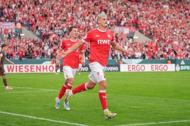 Deutschland: Fussball, DFB-Pokal 2026 27, 1. Runde, Stadion an der Hafenstraße, Essen - Bergeborbeck, Rot-Weiss Essen vs. FC St. Pauli: Tor in der 36. Minute von Marek Janssen (Rot-Weiss Essen, 20) mit Torjubel. *** German Soccer, 2026–27 DFB Cup, First Round, Stadion an der Hafenstraße, Essen-Bergeborbeck, Rot-Weiss Essen vs. FC St. Pauli; goal in the 36th minute by Marek Janssen of Rot-Weiss Essen; 20 fans celebrating the goal Copyright: xMichelxWittex