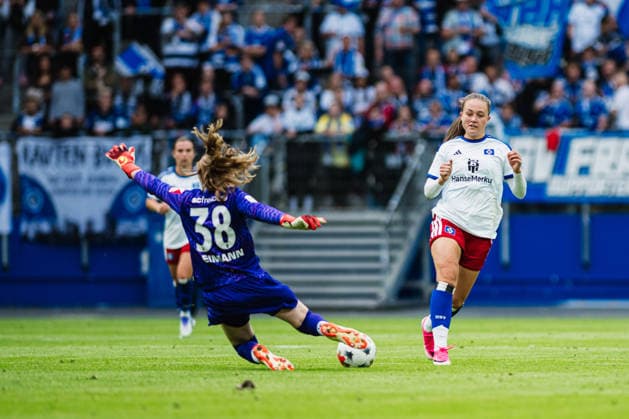 Google Pixel Frauen-Bundesliga: Hamburger SV vs. SC Freiburg, 23.08.2026 Anna Reimann (SC Freiburg, 38) klärt vor Camilla Linberg (Hamburger SV, 7); Fußball, Google Pixel Frauen-Bundesliga, 1. Spieltag: Hamburger SV vs. SC Freiburg am 23.08.2026 im Volksparkstadion, Hamburg DFB REGULATIONS PROHIBIT ANY USE OF PHOTOGRAPHS AS IMAGE SEQUENCES AND OR QUASI-VIDEO. *** Google Pixel Women s Bundesliga: Hamburger SV vs. SC Freiburg, August 23, 2026. Anna Reimann (SC Freiburg, 38) clears the ball in front of Camilla Linberg (Hamburger SV, 7). Soccer, Google Pixel Women s Bundesliga, Matchday 1: Hamburger SV vs. SC Freiburg on August 23, 2026, at the Volksparkstadion, Hamburg. DFB regulations prohibit any use of photographs as image sequences and or quasi-video. Copyright: xBEAUTIFULxSPORTS Tonhäuserx