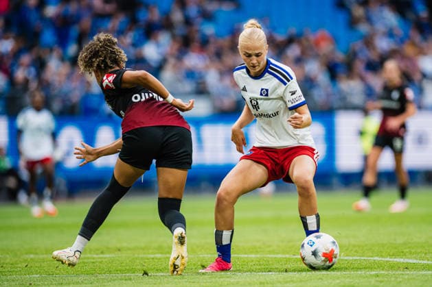 Google Pixel Frauen-Bundesliga: Hamburger SV vs. SC Freiburg, 23.08.2026 Paulina Bartz (Hamburger SV, 37) am Ball, daneben Nicole Ojukwu (SC Freiburg, 6); Fußball, Google Pixel Frauen-Bundesliga, 1. Spieltag: Hamburger SV vs. SC Freiburg am 23.08.2026 im Volksparkstadion, Hamburg DFB REGULATIONS PROHIBIT ANY USE OF PHOTOGRAPHS AS IMAGE SEQUENCES AND OR QUASI-VIDEO. *** Google Pixel Women s Bundesliga: Hamburger SV vs. SC Freiburg, August 23, 2026. Paulina Bartz (Hamburger SV, No. 37) with the ball; next to her, Nicole Ojukwu (SC Freiburg, No. 6). Soccer, Google Pixel Women s Bundesliga, Matchday 1: Hamburger SV vs. SC Freiburg on August 23, 2026, at the Volksparkstadion, Hamburg. DFB regulations prohibit any use of photographs as image sequences and or quasi-video. Copyright: xBEAUTIFULxSPORTS Tonhäuserx