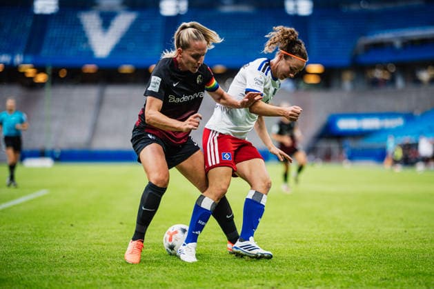 Google Pixel Frauen-Bundesliga: Hamburger SV vs. SC Freiburg, 23.08.2026 Melanie Brunnthaler (Hamburger SV, 11) gegen Lisa Karl (SC Freiburg, 2), Zweikampf; Fußball, Google Pixel Frauen-Bundesliga, 1. Spieltag: Hamburger SV vs. SC Freiburg am 23.08.2026 im Volksparkstadion, Hamburg DFB REGULATIONS PROHIBIT ANY USE OF PHOTOGRAPHS AS IMAGE SEQUENCES AND OR QUASI-VIDEO. *** Google Pixel Women s Bundesliga: Hamburger SV vs. SC Freiburg, August 23, 2026; Melanie Brunnthaler (Hamburger SV, No. 11) vs. Lisa Karl (SC Freiburg, No. 2), tackle; soccer; Google Pixel Women s Bundesliga, Matchday 1: Hamburger SV vs. SC Freiburg on August 23, 2026, at Volksparkstadion, Hamburg. DFB regulations prohibit any use of photographs as image sequences and or quasi-video. Copyright: xBEAUTIFULxSPORTS Tonhäuserx