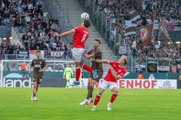 Max Geschwill (Rot-Weiss Essen, 06) steigt zum Kopfball auf, GER Rot-Weiss Essen vs. FC St. Pauli, Fussball, DFB Pokal, Runde 1, Hauptrunde 2026 2027, 23.08.2026 DFB DFL REGULATIONS PROHIBIT ANY USE OF PHOTOGRAPHS AS IMAGE SEQUENCES AND OR QUASI-VIDEO, GER Rot-Weiss Essen vs. FC St. Pauli, Fussball, DFB Pokal, Runde 1, Hauptrunde 2026 2027, 23.08.2026 Essen *** Max Geschwill of Rot Weiss Essen, No. 06, jumps for a header, GER Rot Weiss Essen vs. FC St. Pauli, Soccer, DFB Cup, Round 1, 2026–2027 Main Round, August 23, 2026 DFB DFL regulations prohibit any use of photographs as image sequences and or quasi-video, GER Rot-Weiss Essen vs. FC St. Pauli, soccer, DFB Cup, Round 1, Main Round 2026–2027, August 23, 2026, Essen Copyright: xEibner-Pressefoto FabianxFriesex EP_FFE