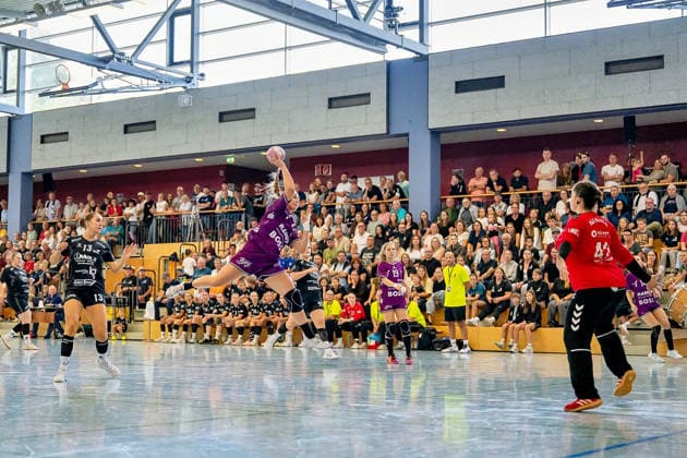 Torwurf DHB-Pokal: HSG Hunsrück TuS Metzingen Sohren *** Goal-Shooting Match: DHB Cup, HSG Hunsrück vs. TuS Metzingen, Sohren Copyright: xEibner-Pressefotox EP_EFS