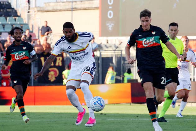 Lecce™s Lassana Coulibaly 29 Venezia s Richie Sagrado(20 Venezia FC) during the Serie A soccer match between Venezia FC and US Lecce in the Pier Luigi Penzo Stadium di Venice,north east Italy - August 23, 2026. - Soccer  Copyright: xPaolaxGarbuio LaPressex