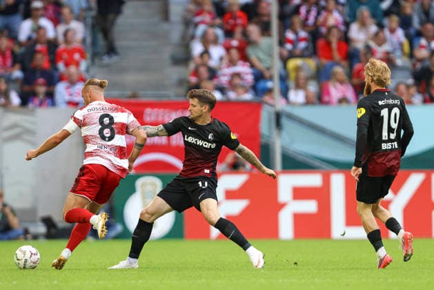 Jorrit Hendrix (Fortuna Duesseldorf) und Lukas Kuebler (SC Freiburg) im Zweikampf waehrend des Spiels der 1. Runde des DFB-Pokal zwischen Fortuna Duesseldorf und SC Freiburg, Merkur Spiel-Arena am 23. August 2026 in Duesseldorf, Deutschland. (Foto von Oliver Kaelke DeFodi Images) +++ Jorrit Hendrix (Fortuna Duesseldorf) und Lukas Kuebler (SC Freiburg) battle for the ball during the 1st round match of the DFB-Pokal between Fortuna Duesseldorf and SC Freiburg at Merkur Spiel-Arena on August 23, 2026 in Dusseldorf, Germany. (Photo by Oliver Kaelke DeFodi Images) DFB DFL REGULATIONS PROHIBIT ANY USE OF PHOTOGRAPHS AS IMAGE SEQUENCES AND OR QUASI-VIDEO. (Photo by Oliver Kaelke DeFodi Images) - *** Jorrit Hendrix of Fortuna Düsseldorf and Lukas Kübler of SC Freiburg battle for the ball during the first-round match of the DFB Cup between Fortuna Düsseldorf and SC Freiburg at the Merkur Spiel Arena on August 23, 2026, in Düsseldorf, Germany. Photo by Oliver Kaelke, DeFodi Images. Jorrit Hendrix of Fortuna Düsseldorf and Lukas Kuebler of SC Freiburg battle for the ball during the first-round match of the DFB Cup between Fortuna Düsseldorf and SC Freiburg at Merkur Spiel Arena on August 23, 2026 in Düsseldorf, Germany. Photo by Oliver Kaelke, DeFodi Images. DFB and DFL regulations prohibit any use of photographs as image sequences and or quasi-video. Photo by Oliver Kaelke, DeFodi Images