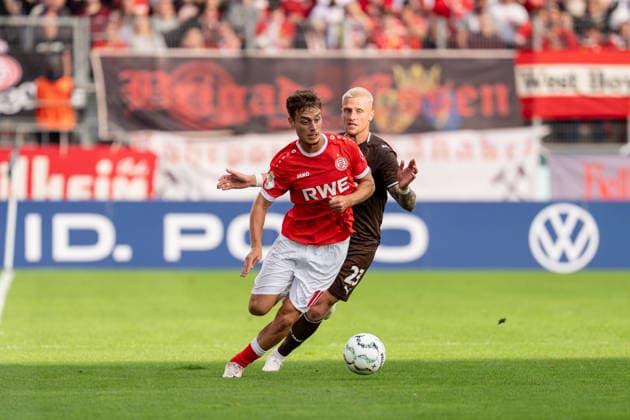 23.08.2026, GER Deutschland, Fussball, Saison 2026 2027, DFB-Pokal 1. Runde RW Essen - St. Pauli Zweikampf zwischen Marvin Obuz (Rot-Weiss Essen, 10) und Louis Oppie (FC St. Pauli, 23) Essen Stadion an der Hafenstraße Nordrhein-Westfalen (NRW) Deutschland *** August 23, 2026, GER Germany, Soccer, 2026–2027 Season, DFB Cup, First Round: RW Essen vs. St. Pauli; Tackle between Marvin Obuz (Rot-Weiss Essen, No. 10) and Louis Oppie (FC St. Pauli, No. 23); Essen Stadium on Hafenstraße, North Rhine-Westphalia (NRW), Germany Copyright: xnordphotoxGmbHx xChristianxSchulzex
