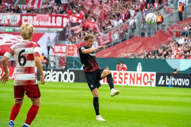 Deutschland: Fussball Saison 2026 2027, DFB-Pokal Runde 1, Fortuna Düsseldorf vs SC Freiburg - MERKUR SPIEL-ARENA (Düsseldorf): schießt den Ball raus Patrick Osterhage (SC Freiburg,6) Düsseldorf MERKUR SPIEL-ARENA-Stadion Deutschland *** Germany Soccer Season 2026–2027, DFB Cup Round 1, Fortuna Düsseldorf vs. SC Freiburg; MERKUR SPIEL ARENA, Düsseldorf; Patrick Osterhage (SC Freiburg) clears the ball; 6 Düsseldorf; MERKUR SPIEL ARENA Stadium, Germany Copyright: xOrhanxHabashx