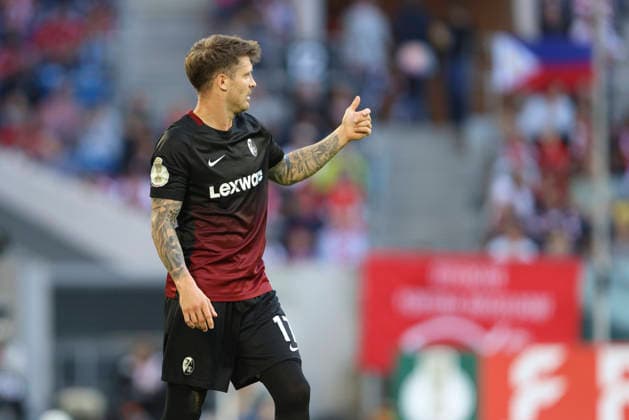 Lukas Kuebler (SC Freiburg) gestikuliert, Gestik waehrend des Spiels der 1. Runde des DFB-Pokal zwischen Fortuna Duesseldorf und SC Freiburg, Merkur Spiel-Arena am 23. August 2026 in Duesseldorf, Deutschland. (Foto von Oliver Kaelke DeFodi Images) +++ Lukas Kuebler (SC Freiburg) gestures during the 1st round match of the DFB-Pokal between Fortuna Duesseldorf and SC Freiburg at Merkur Spiel-Arena on August 23, 2026 in Dusseldorf, Germany. (Photo by Oliver Kaelke DeFodi Images) DFB DFL REGULATIONS PROHIBIT ANY USE OF PHOTOGRAPHS AS IMAGE SEQUENCES AND OR QUASI-VIDEO. (Photo by Oliver Kaelke DeFodi Images) - *** Lukas Kuebler of SC Freiburg gestures during the first-round DFB Cup match between Fortuna Düsseldorf and SC Freiburg at the Merkur Spiel Arena on August 23, 2026, in Düsseldorf, Germany. Photo by Oliver Kaelke, DeFodi Images. Lukas Kuebler of SC Freiburg gestures during the first-round match of the DFB Cup between Fortuna Düsseldorf and SC Freiburg at Merkur Spiel Arena on August 23, 2026 in Düsseldorf, Germany. Photo by Oliver Kaelke, DeFodi Images. DFB and DFL regulations prohibit any use of photographs as image sequences and or quasi-video. Photo by Oliver Kaelke, DeFodi Images.