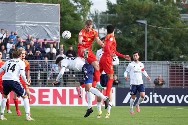 Fußball I Herren I Saison 2026-2027 I DFB-Pokal I 1. Runde I 1. FC Phönix Lübeck - SC Paderborn 07 I 23.08.2026 Ruben Müller (2, SC Paderborn 07) und Philippe Derk Roland Markvoort Beke (22, 1. FC Phönix Lübeck) im Kampf um den Ball Lübeck Stadion an der Lohmühle Schleswig-Holstein Deutschland *** Soccer I Men s I 2026–2027 Season I DFB Cup I First Round I 1 FC Phönix Lübeck vs. SC Paderborn 07 I August 23, 2026 Ruben Müller 2, SC Paderborn 07 and Philippe Derk Roland Markvoort Beke 22, 1 FC Phönix Lübeck battling for the ball at Lübeck’s Stadion an der Lohmühle, Schleswig-Holstein, Germany Copyright: xLobeca MaschaxHolmx