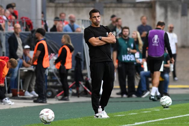 Trainer Marcel Rapp (FC St. Pauli) gestikuliert, gestik waehrend des DFB-Pokal Spiels zwischen Rot-Weiss Essen v FC St. Pauli, Stadion an der Hafenstrasse am 23. August 2026 in Essen, Deutschland. (Foto von Ralf Treese DeFodi Images) +++ Trainer Marcel Rapp (FC St. Pauli) gestures during the DFB-Pokal match between Rot-Weiss Essen v FC St. Pauli at Stadion an der Hafenstrasse on August 23, 2026 in Essen, Germany. (Photo by Ralf Treese DeFodi Images) (Photo by Ralf Treese DeFodi Images) - *** FC St. Pauli coach Marcel Rapp gestures during the DFB Cup match between Rot-Weiss Essen and FC St. Pauli, Stadion an der Hafenstrasse on August 23, 2026, in Essen, Germany. Photo by Ralf Treese, DeFodi Images. Coach Marcel Rapp of FC St. Pauli gestures during the DFB Cup match between Rot-Weiss Essen and FC St. Pauli at Stadion an der Hafenstrasse on August 23, 2026 in Essen, Germany. Photo by Ralf Treese, DeFodi Images. Photo by Ralf Treese, DeFodi Images