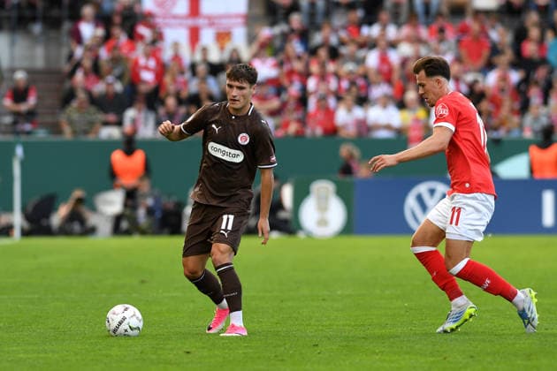 Arkadiusz Pyrka (FC St. Pauli) und Noah Pesch (Rot-Weiss Essen) im Zweikampf waehrend des DFB-Pokal Spiels zwischen Rot-Weiss Essen v FC St. Pauli, Stadion an der Hafenstrasse am 23. August 2026 in Essen, Deutschland. (Foto von Ralf Treese DeFodi Images) +++ Arkadiusz Pyrka (FC St. Pauli) und Noah Pesch (Rot-Weiss Essen) battle for the ball during the DFB-Pokal match between Rot-Weiss Essen v FC St. Pauli at Stadion an der Hafenstrasse on August 23, 2026 in Essen, Germany. (Photo by Ralf Treese DeFodi Images) (Photo by Ralf Treese DeFodi Images) - *** Arkadiusz Pyrka of FC St. Pauli and Noah Pesch of Rot-Weiss Essen battle for the ball during the DFB Cup match between Rot-Weiss Essen and FC St. Pauli at Stadion an der Hafenstrasse on August 23, 2026, in Essen, Germany. Photo by Ralf Treese, DeFodi Images. Arkadiusz Pyrka of FC St. Pauli and Noah Pesch of Rot-Weiss Essen battle for the ball during the DFB Cup match between Rot-Weiss Essen and FC St. Pauli at Stadion an der Hafenstrasse on August 23, 2026 in Essen, Germany Photo by Ralf Treese, DeFodi Images Photo by Ralf Treese, DeFodi Images