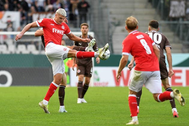 Mathias Rasmussen (FC St. Pauli) in Aktion, am Ball, Einzelaktion waehrend des DFB-Pokal Spiels zwischen Rot-Weiss Essen v FC St. Pauli, Stadion an der Hafenstrasse am 23. August 2026 in Essen, Deutschland. (Foto von Ralf Treese DeFodi Images) +++ Mathias Rasmussen (FC St. Pauli) controls the ball during the DFB-Pokal match between Rot-Weiss Essen v FC St. Pauli at Stadion an der Hafenstrasse on August 23, 2026 in Essen, Germany. (Photo by Ralf Treese DeFodi Images) (Photo by Ralf Treese DeFodi Images) - *** Mathias Rasmussen of FC St. Pauli in action, on the ball, making a solo run during the DFB Cup match between Rot-Weiss Essen and FC St. Pauli, Stadion an der Hafenstrasse on August 23, 2026, in Essen, Germany. Photo by Ralf Treese, DeFodi Images. Mathias Rasmussen of FC St. Pauli controls the ball during the DFB Cup match between Rot-Weiss Essen and FC St. Pauli at Stadion an der Hafenstrasse on August 23, 2026 in Essen, Germany Photo by Ralf Treese DeFodi Images Photo by Ralf Treese DeFodi Images