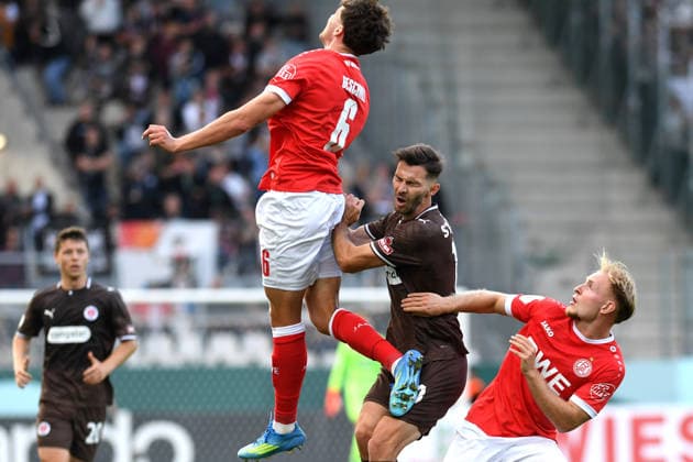 Max Geschwill (Rot-Weiss Essen) und Branimir Hrgota (FC St. Pauli) im Zweikampf waehrend des DFB-Pokal Spiels zwischen Rot-Weiss Essen v FC St. Pauli, Stadion an der Hafenstrasse am 23. August 2026 in Essen, Deutschland. (Foto von Ralf Treese DeFodi Images) +++ Max Geschwill (Rot-Weiss Essen) und Branimir Hrgota (FC St. Pauli) battle for the ball during the DFB-Pokal match between Rot-Weiss Essen v FC St. Pauli at Stadion an der Hafenstrasse on August 23, 2026 in Essen, Germany. (Photo by Ralf Treese DeFodi Images) (Photo by Ralf Treese DeFodi Images) - *** Max Geschwill of Rot-Weiss Essen and Branimir Hrgota of FC St. Pauli battle for the ball during the DFB Cup match between Rot-Weiss Essen and FC St. Pauli at Stadion an der Hafenstrasse on August 23, 2026, in Essen, Germany Photo by Ralf Treese, DeFodi Images Max Geschwill of Rot-Weiss Essen and Branimir Hrgota of FC St. Pauli battle for the ball during the DFB Cup match between Rot-Weiss Essen and FC St. Pauli at the Stadion an der Hafenstrasse on August 23, 2026 in Essen, Germany Photo by Ralf Treese DeFodi Images Photo by Ralf Treese DeFodi Images
