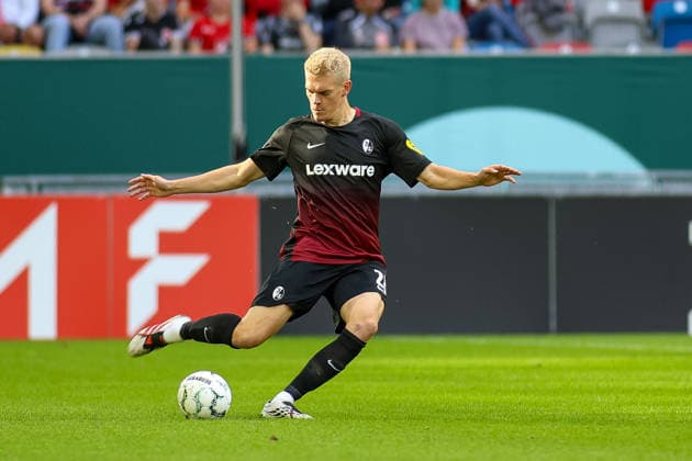 23.08.2026, GER, Fussball, Herren, DFB Pokal , Saison 2026 2027, Fortuna Düsseldorf - SC Freiburg Matthias Ginter (SCF) in Aktion am Ball, Einzelaktion *** August 23, 2026, GER, Soccer, Men s, DFB Cup, 2026–2027 Season, Fortuna Düsseldorf vs. SC Freiburg; Matthias Ginter (SCF) in action with the ball, individual play Copyright: xSvenxHanischx