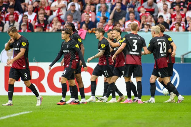 23.08.2026, GER, Fussball, Herren, DFB Pokal , Saison 2026 2027, Fortuna Düsseldorf - SC Freiburg Lucas Höler (SCF) Torjubel, jubelt mit seiner Mannschaft nach dem Treffer zum 0:1 *** August 23, 2026, Germany, Soccer, Men s, DFB Cup, 2026–2027 Season, Fortuna Düsseldorf vs. SC Freiburg; Lucas Höler (SCF) celebrates with his team after scoring the goal that made it 0–1 Copyright: xSvenxHanischx