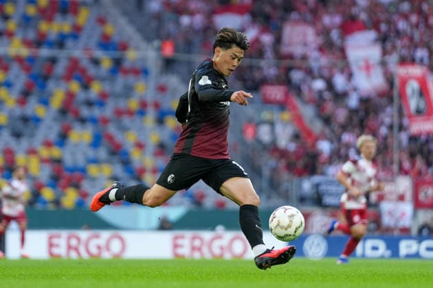 Yuito Suzuki (SC Freiburg, 14) am Ball , Deutschland, Fußball, 1. Runde, DFB Pokal, 2026 2027, Fortuna Düsseldorf vs. SC Freiburg, 23.08.2026, Merkur Spiel-Arena, Düsseldorf Düsseldorf Merkur Spiel-Arena Nordrhein-Westfalen Deutschland *** Yuito Suzuki, SC Freiburg, No. 14 on the ball, Germany, soccer, 1st round, DFB Cup, 2026–2027, Fortuna Düsseldorf vs. SC Freiburg, August 23, 2026, Merkur Spiel Arena, Düsseldorf, Merkur Spiel Arena, Düsseldorf, North Rhine-Westphalia, Germany Copyright: xArnexAmbergx