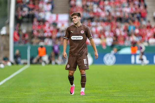 23.08.2026, GER, Fussball, Herren, DFB-Pokal, Saison 2026 2027, Rot-Weiss Essen - St. Pauli Arkadiusz Pyrka (Pauli) schaut Essen Stadion an der Hafenstraße Nordrhein-Westfalen Deutschland *** August 23, 2026, GER, Soccer, Men s, DFB Cup, 2026–2027 Season, Rot-Weiss Essen vs. St. Pauli, Arkadiusz Pyrka, St. Pauli watches the game at Essen s Stadion an der Hafenstraße, North Rhine-Westphalia, Germany Copyright: xAdrianxSchlüterx
