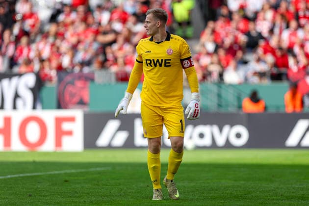 23.08.2026, GER, Fussball, Herren, DFB-Pokal, Saison 2026 2027, Rot-Weiss Essen - St. Pauli Jakob Golz (RWE) schaut Essen Stadion an der Hafenstraße Nordrhein-Westfalen Deutschland *** August 23, 2026, GER, Soccer, Men s, DFB Cup, 2026–2027 Season, Rot-Weiss Essen vs. St. Pauli, Jakob Golz, RWE at Essen s Stadion an der Hafenstraße, North Rhine-Westphalia, Germany Copyright: xAdrianxSchlüterx