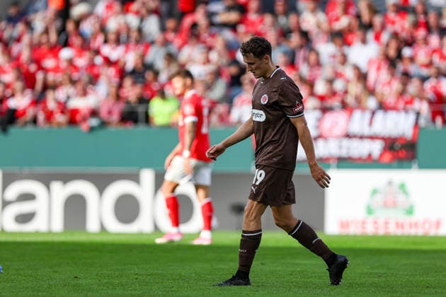 23.08.2026, GER, Fussball, Herren, DFB-Pokal, Saison 2026 2027, Rot-Weiss Essen - St. Pauli Martijn Kaars (Pauli) ist enttäuscht Essen Stadion an der Hafenstraße Nordrhein-Westfalen Deutschland *** August 23, 2026, GER, Soccer, Men s, DFB Cup, 2026–2027 Season, Rot-Weiss Essen vs. St. Pauli, Martijn Kaars, Pauli is disappointed, Essen, Stadion an der Hafenstraße, North Rhine-Westphalia, Germany Copyright: xAdrianxSchlüterx