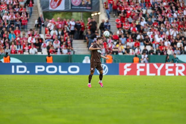 23.08.2026, GER, Fussball, Herren, DFB-Pokal, Saison 2026 2027, Rot-Weiss Essen - St. Pauli Arkadiusz Pyrka (Pauli) in Aktion am Ball, Einzelaktion Essen Stadion an der Hafenstraße Nordrhein-Westfalen Deutschland *** August 23, 2026, GER, Soccer, Men s, DFB Cup, 2026–2027 Season, Rot-Weiss Essen vs. St. Pauli, Arkadiusz Pyrka (Pauli) in action with the ball, individual play, Essen Stadium on Hafenstraße, North Rhine-Westphalia, Germany Copyright: xAdrianxSchlüterx