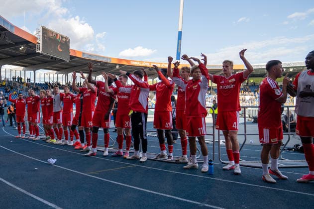 Deutschland: Fussball DFB-Pokal, 1. Runde 2026 2027, Eintracht Braunschweig - 1. FC Union Berlin am 23.08.2026 in Braunschweig (Eintracht-Stadion): Die Mannschaft des 1. FC Union nach dem Spiel. Feiern mit den mitgereisten Fans. Jubel, Freude, Emotionen *** German Soccer DFB Cup, First Round 2026–2027, Eintracht Braunschweig vs. 1. FC Union Berlin on August 23, 2026, at Eintracht Stadium in Braunschweig. The 1. FC Union team celebrating with their traveling fans after the game—cheers, joy, and excitement. Copyright: xSvenxHeidmannx