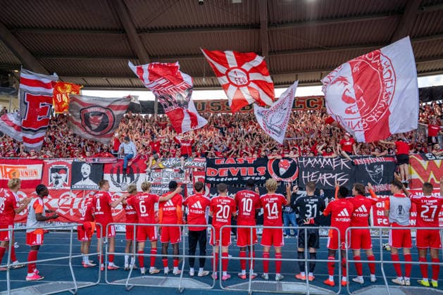 Deutschland: Fussball DFB-Pokal, 1. Runde 2026 2027, Eintracht Braunschweig - 1. FC Union Berlin am 23.08.2026 in Braunschweig (Eintracht-Stadion): Die Mannschaft des 1. FC Union nach dem Spiel. Feiern mit den mitgereisten Fans. Jubel, Freude, Emotionen *** German Soccer DFB Cup, First Round 2026–2027, Eintracht Braunschweig vs. 1. FC Union Berlin on August 23, 2026, at Eintracht Stadium in Braunschweig. The 1. FC Union team celebrates with their traveling fans after the game—cheers, joy, and excitement. Copyright: xSvenxHeidmannx