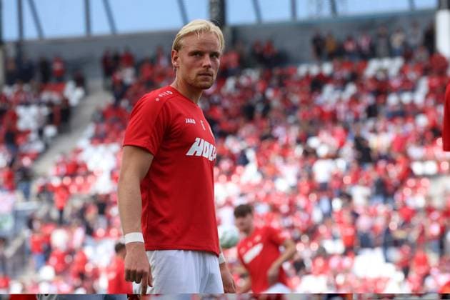 Ben Hüning ( 15; Rot-Weiss Essen) steht konzentriert auf dem Rasen des Stadions an der Hafenstraße in Essen. Im Hintergrund ist die rot gekleidete Fankurve der Heimmannschaft zu sehen. Ben Hüning ( 15; Rot-Weiss Essen) konzentriert im Spielgeschehen *** Ben Hüning, No. 15 of Rot-Weiss Essen, stands focused on the field at the stadium on Hafenstraße in Essen. In the background, the home team’s fan section, dressed in red, can be seen. Ben Hüning, No. 15 of Rot-Weiss Essen, is focused on the game. Copyright: xspeedshotx xTimoxBluhmki-Schmidtx