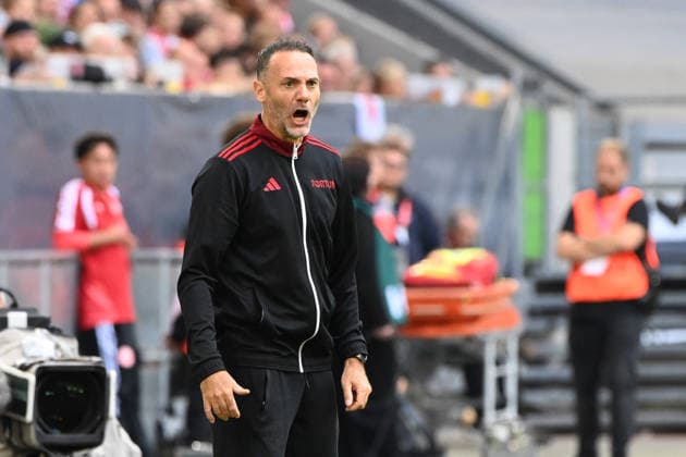 Trainer Alexander ENDE (D) gibt Anweisungen an seine Spieler, Fussball DFB Pokal, 1. Hauptrunde, Fortuna Duesseldorf (D) - SC Freiburg (FR) am 23.08.2026 in der Merkur Spiel Arena Duesseldorf Deutschland. DFL DFB regulations prohibit any use of photographs as image sequences and or quasi-video Â *** Coach Alexander ENDE D gives instructions to his players during a DFB Cup soccer match, 1st Round, Fortuna Düsseldorf vs. SC Freiburg on August 23, 2026, at the Merkur Spiel Arena in Düsseldorf, Germany. DFL and DFB regulations prohibit any use of photographs as image sequences and or quasi-video.