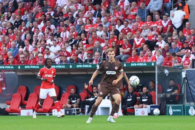 David Nemeth vom FC St. Pauli kontrolliert den Ball im Mittelfeld, im Hintergrund ein Spieler von Rot-Weiss Essen. Die Partie findet im Stadion an der Hafenstraße in Essen vor voll besetzter Heimkurve statt. David Nemeth (FC St. Pauli) am Ball im DFB-Pokal *** David Nemeth of FC St. Pauli controls the ball in midfield; in the background is a player from Rot Weiss Essen. The match is taking place at the Stadion an der Hafenstraße in Essen in front of a packed home section. David Nemeth of FC St. Pauli has the ball in the DFB Cup. Copyright: xspeedshotx xTimoxBluhmki-Schmidtx