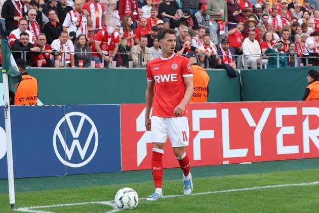 Noah Pesch ( 11; Rot-Weiss Essen) steht an der Eckfahne im Stadion an der Hafenstraße und bereitet einen Eckball vor. Im Hintergrund verfolgen zahlreiche Fans in Rot-Weiß die Szene. Noah Pesch ( 11; Rot-Weiss Essen) am Ball an der Eckfahne *** Noah Pesch (No. 11, Rot-Weiss Essen) is standing at the corner flag in the stadium on Hafenstraße, setting up a corner kick. In the background, numerous Rot-Weiss fans are watching the action. Noah Pesch (No. 11, Rot-Weiss Essen) has the ball at the corner flag. Copyright: xspeedshotx xTimoxBluhmki-Schmidtx