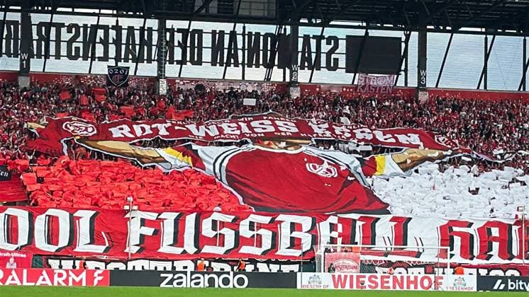 Die Fans von Rot-Weiss Essen präsentieren im vollbesetzten Stadion an der Hafenstraße eine beeindruckende Choreo mit einem riesigen Banner und der Aufschrift Rot-Weiss Essen . Rote und weiße Fahnen sowie Papptafeln vervollständigen die Stimmungskulisse auf der Tribüne. Rot-Weiss Essen Fans mit riesiger Choreo im Stadion an der Hafenstraße *** Rot Weiss Essen fans put on an impressive choreographed display in the packed stadium on Hafenstraße, featuring a giant banner reading Rot Weiss Essen. Red and white flags and cardboard signs round out the festive atmosphere in the stands. Rot Weiss Essen fans with a massive choreographed display at the stadium on Hafenstraße Copyright: xspeedshotx xTimoxBluhmki-Schmidtx