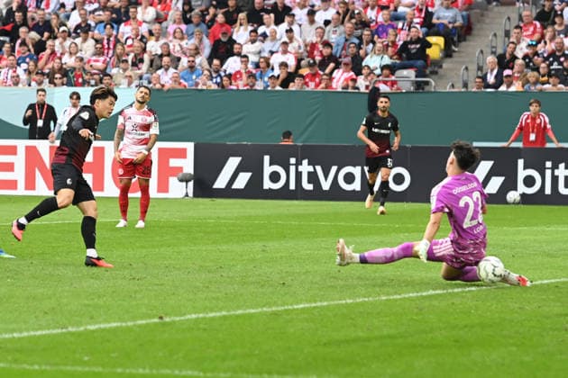 Yuito SUZUKI (FR) vergibt diese Torchance gegen Torwart Louis LORD (D) Fussball DFB Pokal, 1. Hauptrunde, Fortuna Duesseldorf (D) - SC Freiburg (FR) am 23.08.2026 in der Merkur Spiel Arena Duesseldorf Deutschland. DFL DFB regulations prohibit any use of photographs as image sequences and or quasi-video Â *** Yuito SUZUKI (FR) misses this scoring opportunity against goalkeeper Louis LORD (D) in the DFB Cup, 1st Round, Fortuna Düsseldorf vs. SC Freiburg on August 23, 2026, at the Merkur Spiel Arena in Düsseldorf, Germany. DFL and DFB regulations prohibit any use of photographs as image sequences and or quasi-video. Â
